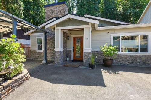 565 Se Croston Ln, Issaquah, WA, 98027-3904 | Card Image