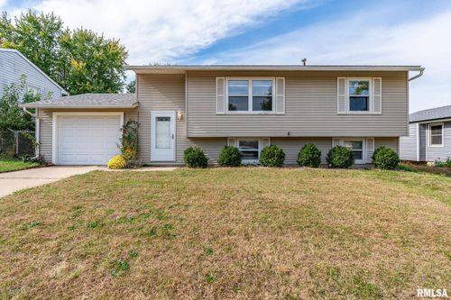 5556 N Thornwood Ave, Davenport, IA, 52806-2621 | Card Image