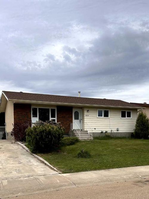 1614 3 Avenue, Wainwright, AB, T9W1J3 | Card Image