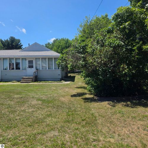 112 1st St N, Oscoda, MI, 48750-1307 | Card Image