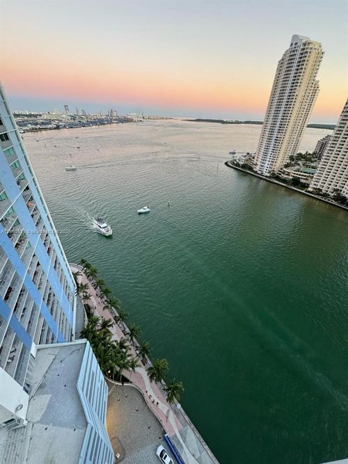 25-325 S Biscayne Blvd, Miami, FL, 33131-2306 | Card Image