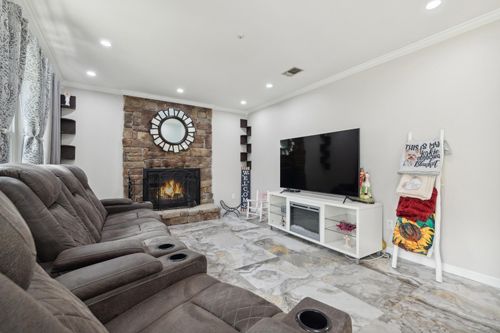 605-605 Lake Ct, Middle Island, NY, 11953-2004 | Card Image