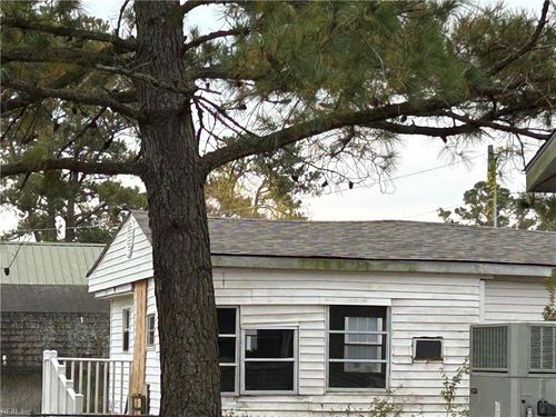 8111 Leo Ln, CHINCOTEAGUE ISLAND, VA, 23336-1303 | Card Image