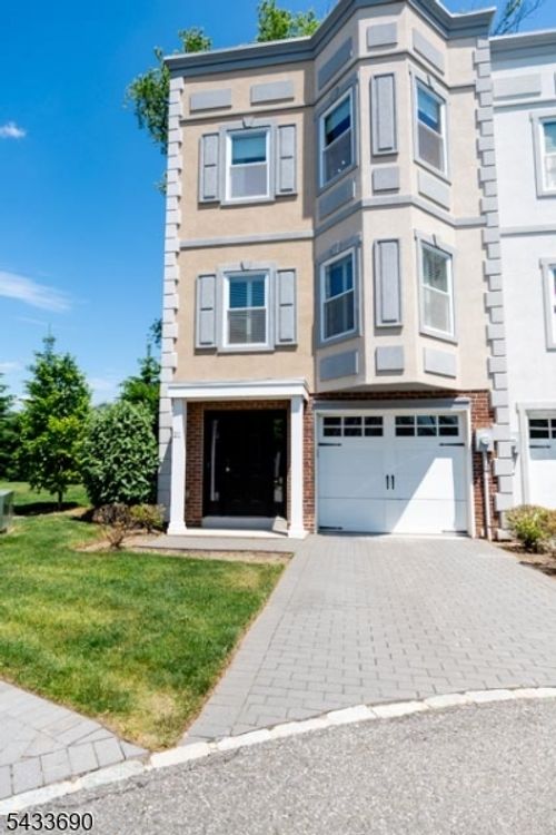 21 Stonybrook Cir, Fairfield, NJ, 07004-1586 | Card Image
