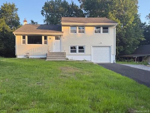 75 Hillside Ave, Suffern, NY, 10901-6827 | Card Image