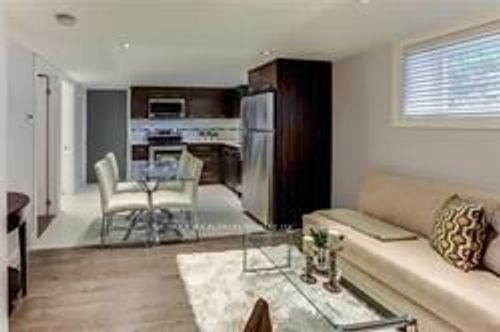 4-32 College View Ave, Toronto, ON, M5P1J4 | Card Image