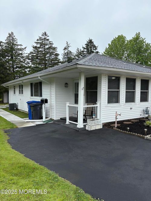 2211 Yorktowne Blvd, Toms River, NJ, 08753-1652 | Card Image