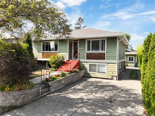 1468 Stroud Rd, Victoria, BC, V8T2K9 | Card Image