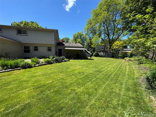 37298 Robindale Ct, Clinton Township, MI, 48036-1640 | Card Image