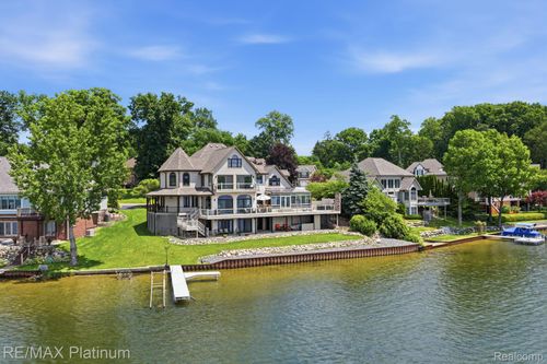 997 Thompson Shore Dr, Howell, MI, 48843-1366 | Card Image