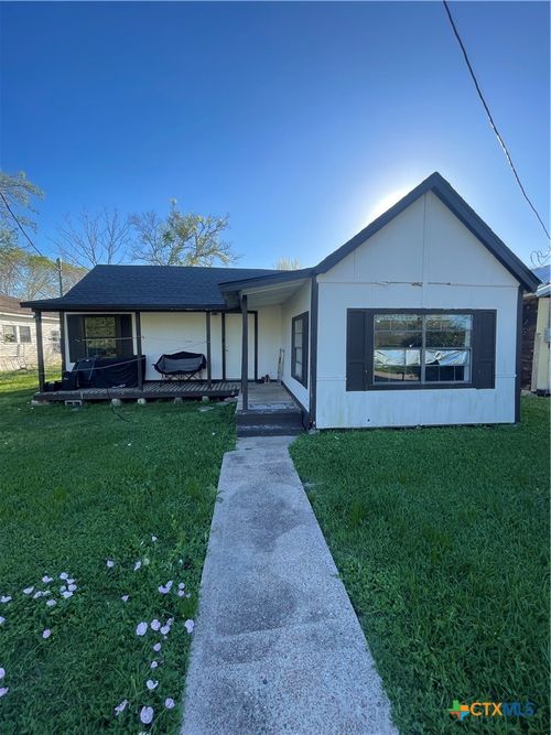 105 N Carver St, Edna, TX, 77957-3020 | Card Image