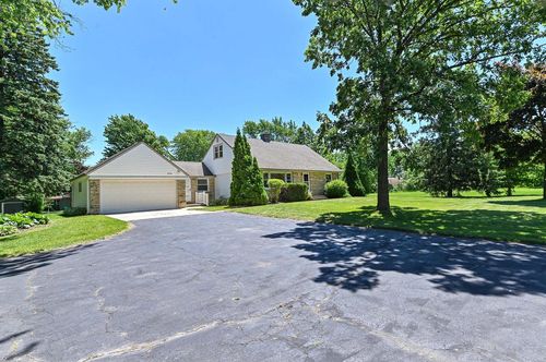 W156N8008 Pilgrim Road, Menomonee Falls, WI, 53051 | Card Image