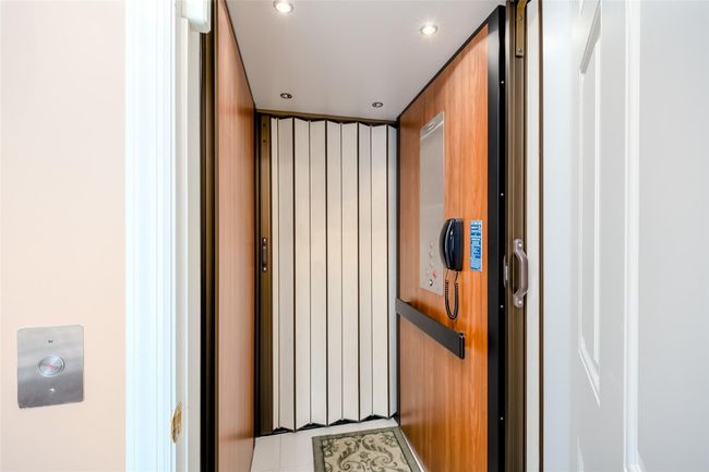 Elevator with recessed lighting | Image 6