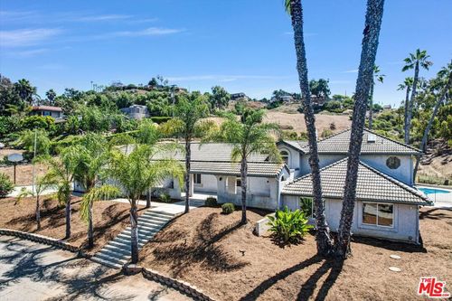 614 Valley Dr, Vista, CA, 92084-6437 | Card Image