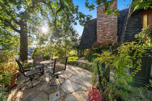994 Landeen Pl, Saanich, BC, V8X3Z3 | Card Image