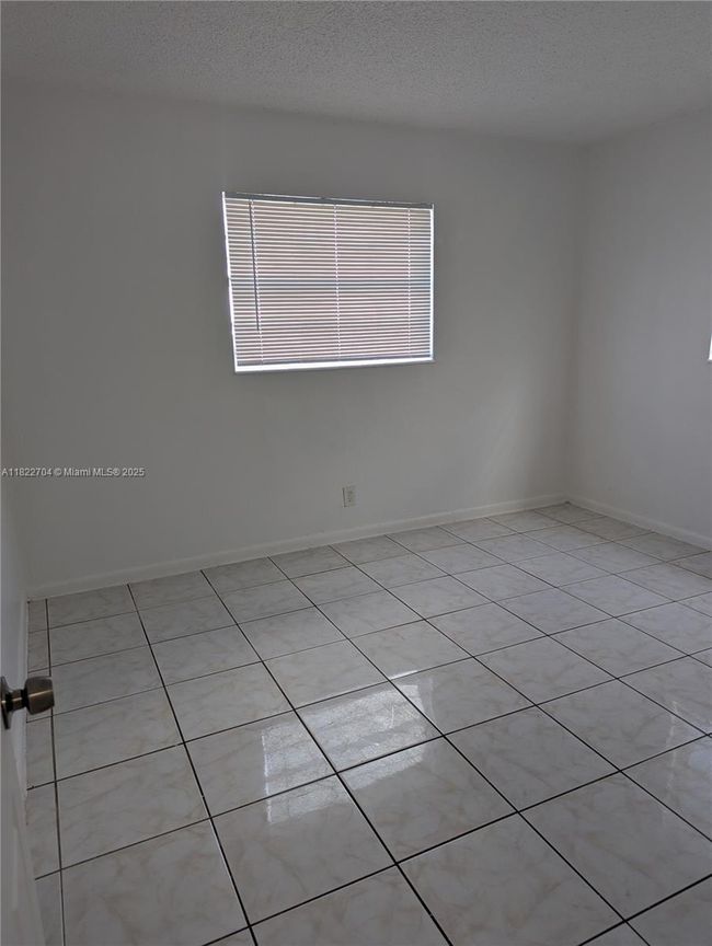 APT-101 - 31 Se 2 Nd Ave, Condo with 2 bedrooms, 1 bathrooms and null parking in Hallandale Beach FL | Image 7
