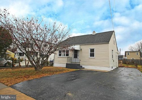 1327 Chestnut St, TRAINER, PA, 19061-5318 | Card Image
