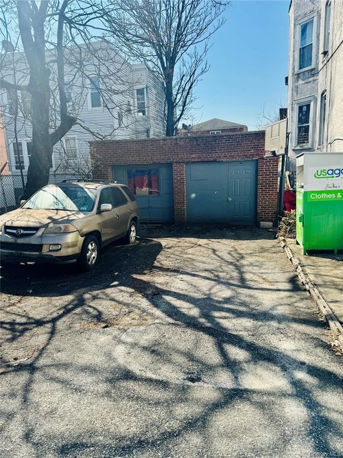 928 215th St, Bronx, NY, 10469-1102 | Card Image