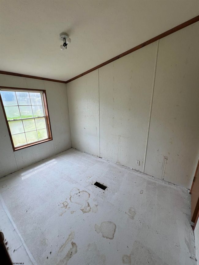 209 Thomas Ave, House other with 3 bedrooms, 2 bathrooms and null parking in Nutter Fort WV | Image 12
