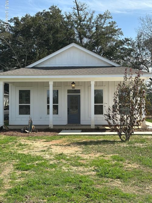 821 Central Ave, Bay Saint Louis, MS, 39520-3913 | Card Image