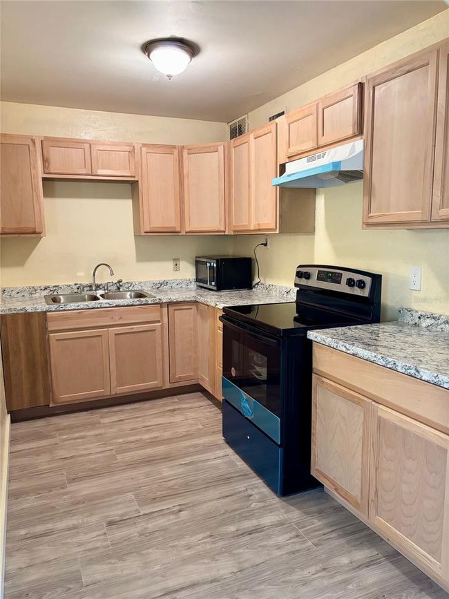 Kitchen w Brand New Range | Image 4
