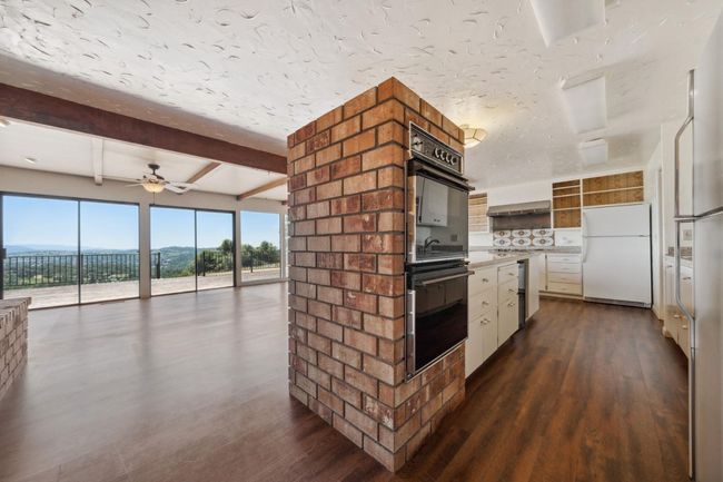 Kitchen & Family Room | Image 26