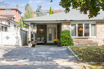 3153 Corrigan Dr, House attached with 3 bedrooms, 2 bathrooms and 3 parking in Mississauga ON | Image 2