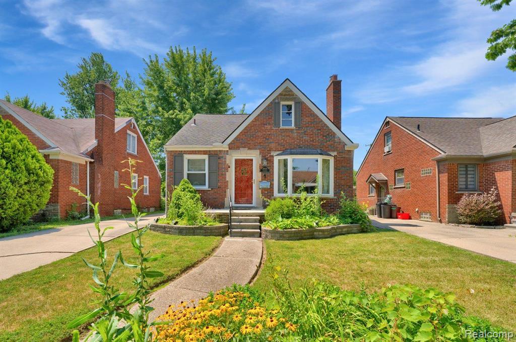 Lochmoor St, Harper Woods, MI 48225