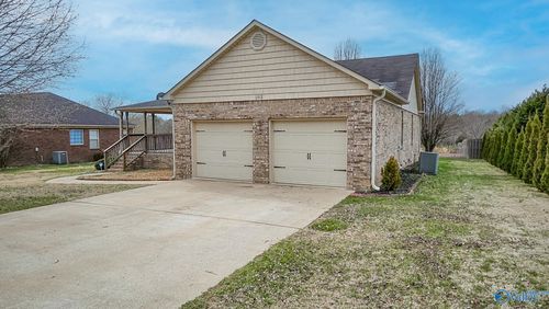 102 Compass Hill Cir, Toney, AL, 35773-7292 | Card Image