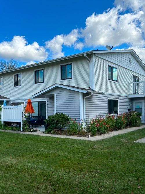 12c-228 N Waterford Dr, Schaumburg, IL, 60194-3630 | Card Image
