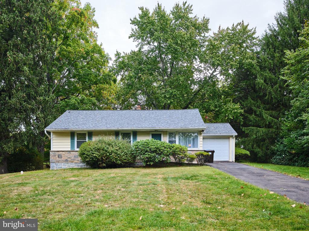Edgeboro Dr, Newtown, PA 18940