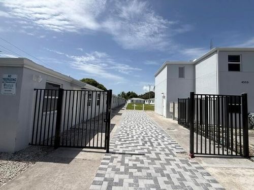 21-4393 Windsor Avenue, West Palm Beach, FL, 33407 | Card Image