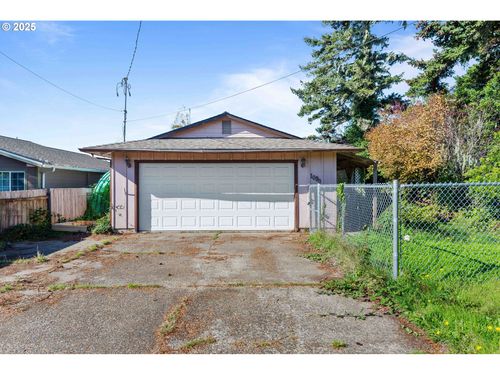 1090 Sanford St, Coos Bay, OR, 97420-3051 | Card Image