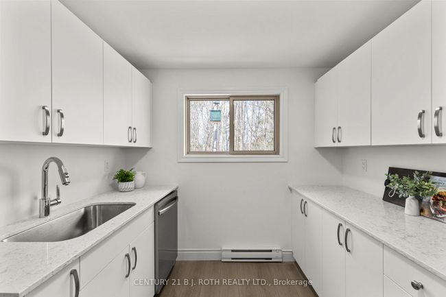 9 Evergreen Crt, Condo with 3 bedrooms, 3 bathrooms and 1 parking in Barrie ON | Image 10
