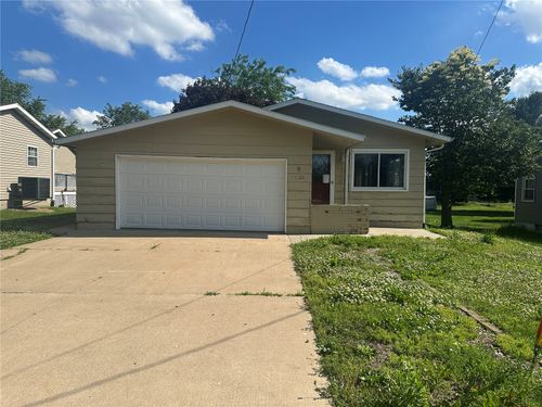 1122 E 3rd St, Vinton, IA, 52349-2307 | Card Image
