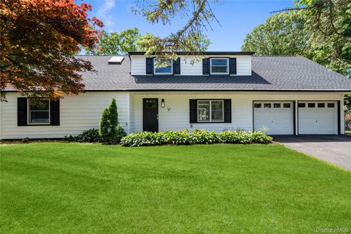 26 Halfcircle Dr, Holbrook, NY, 11741-1330 | Card Image