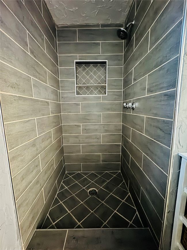 Ensuite Shower | Image 12
