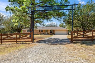 Gorgeous Entry, sits on hill overlooking countryside | Image 1