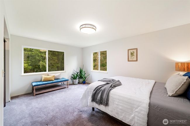Large guest bedroom, one of 5+ | Image 26