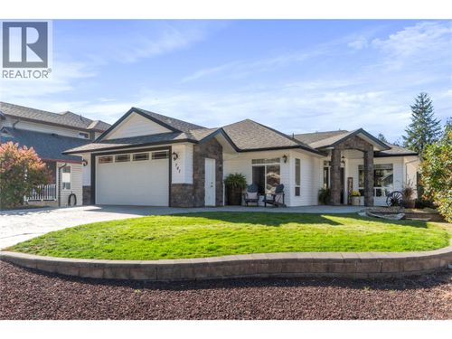 741 37 St Se, Salmon Arm, BC, V1E3M2 | Card Image