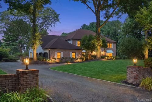 3 Farmwoods Ln, Glen Head, NY, 11545-2731 | Card Image