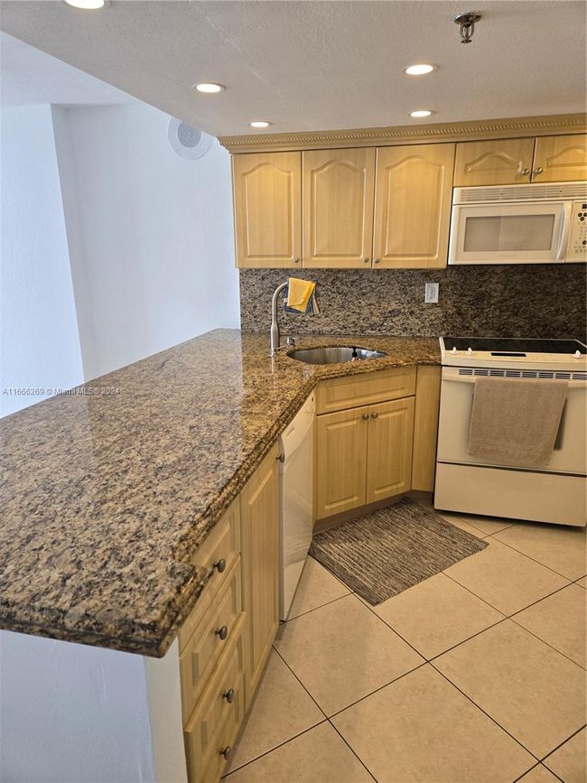APT-810 - 2625 Collins Ave, Condo with 1 bedrooms, 2 bathrooms and null parking in Miami Beach FL | Image 6