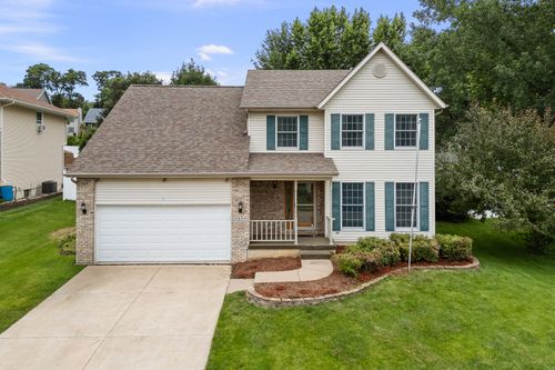 2804 W 44th St, Davenport, IA, 52806-5052 | Card Image