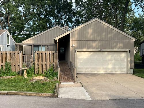 8237 N Chatham Ave, Kansas City, MO, 64151-1082 | Card Image