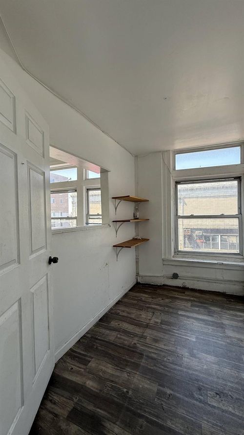 fl-4th-16803 Jamaica Ave, Jamaica, NY, 11432-5215 | Card Image