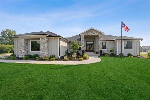 7555 Nw Fawn Ave, Parkville, MO, 64152 | Card Image