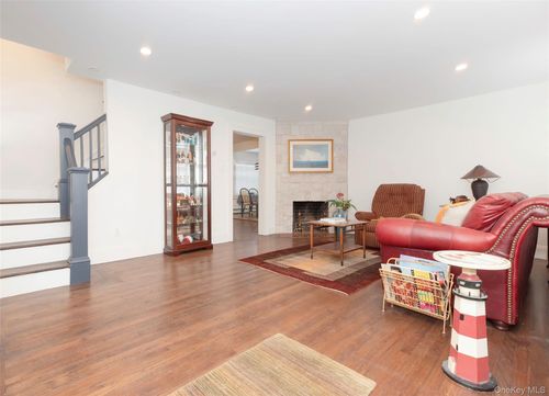 211 Bowne St, Bronx, NY, 10464-1213 | Card Image