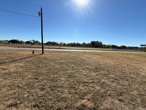 415 County Road 1585, Moore, TX, 78057-2721 | Card Image