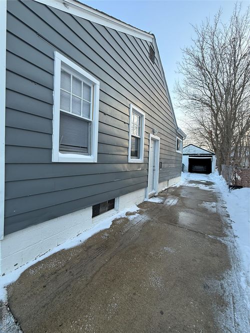 1025 Mill St, Lincoln Park, MI, 48146-2741 | Card Image