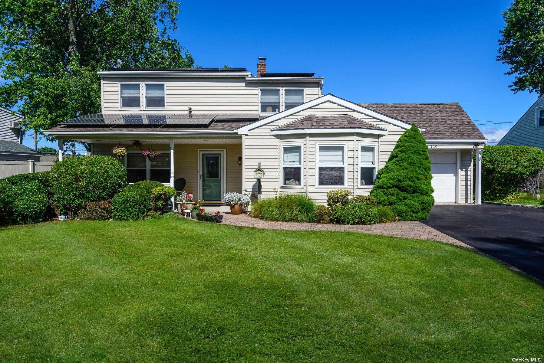 Swan Ln, Levittown, NY 11756